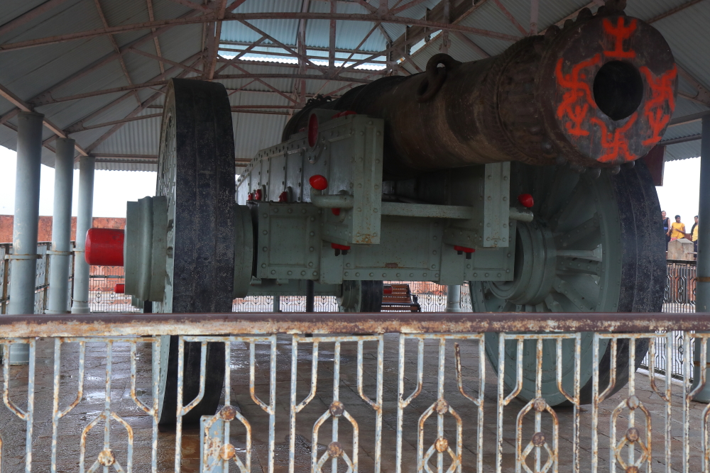 Image of "Jaivana" cannon inside Jaigarh Fort in Jaipur.