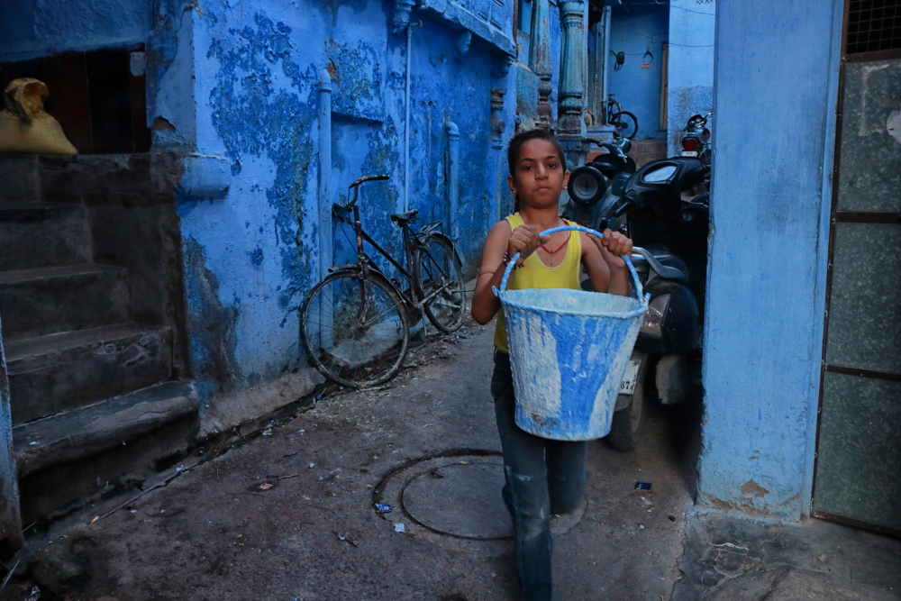 An image taken inside blue alleys of Brahmapuri.