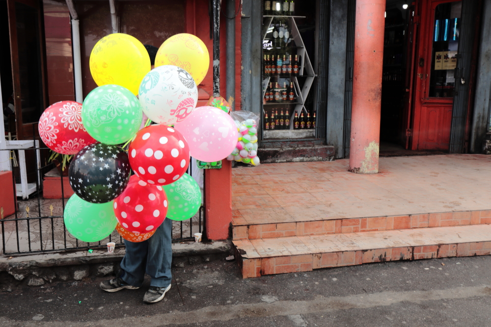 A balloon-seller in Darjeeling Mall.