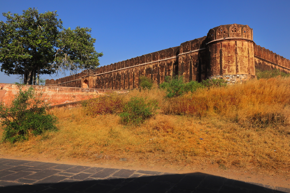 Image of fort wall of Jaigarh Fort in Jaipur.