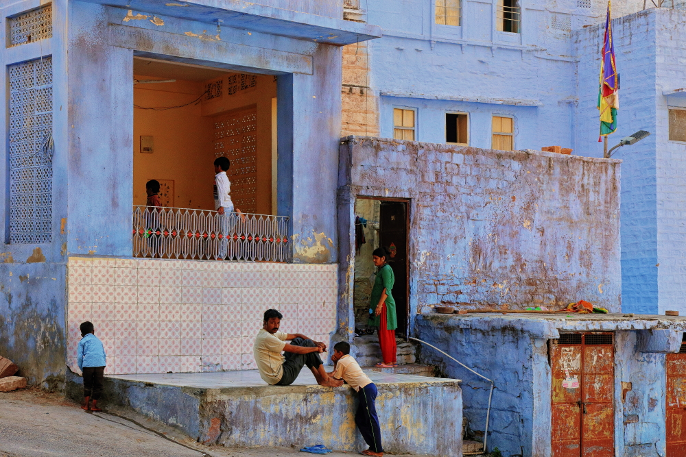 Kids playing outside a blue colored house in Jodhpur.