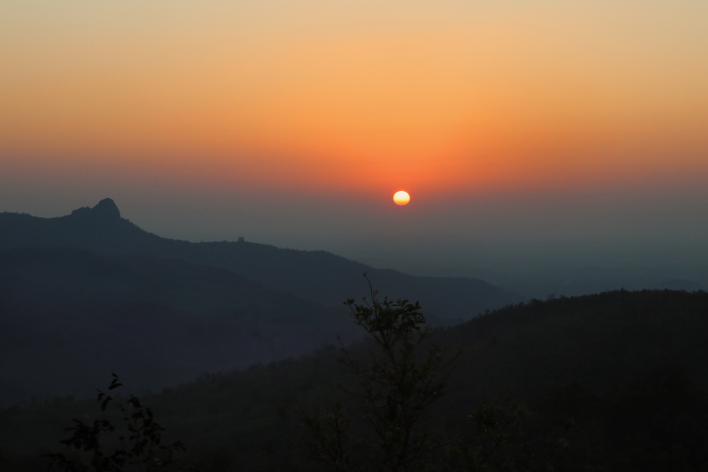 The best place to witness a magical sunrise on a trip to Ayodhya Hills in Purulia is Usuldungri which is 12 km away from Ajodhya hilltop. 