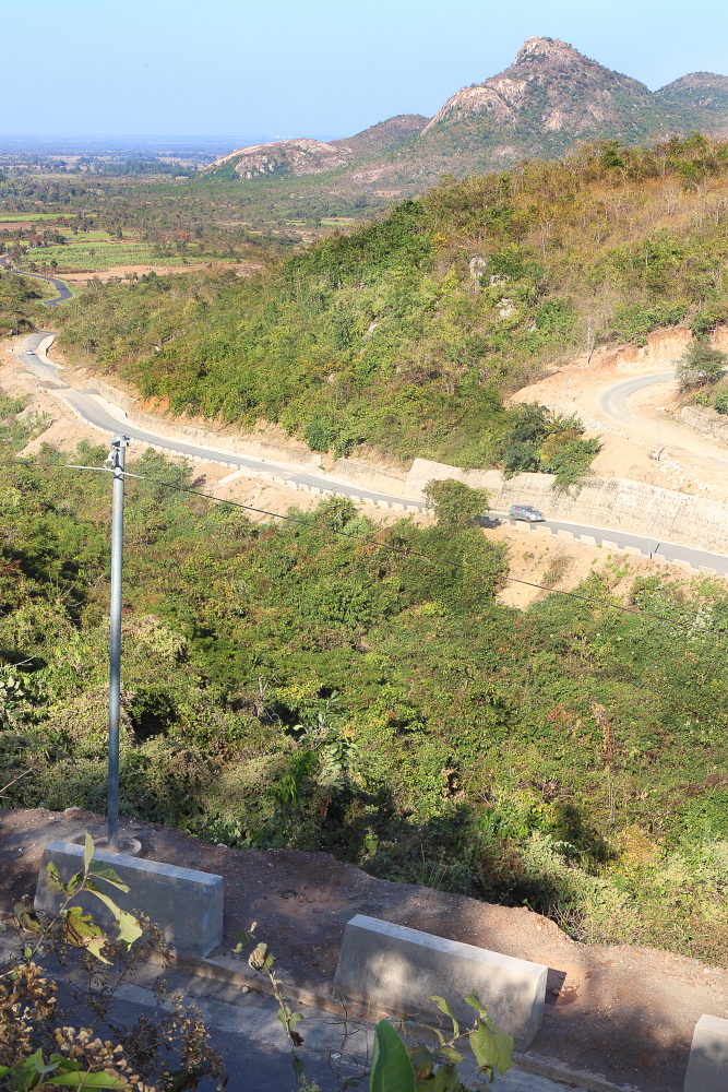 Image of serpentine road along the hills to Ayodhya Hilltop in Purulia.