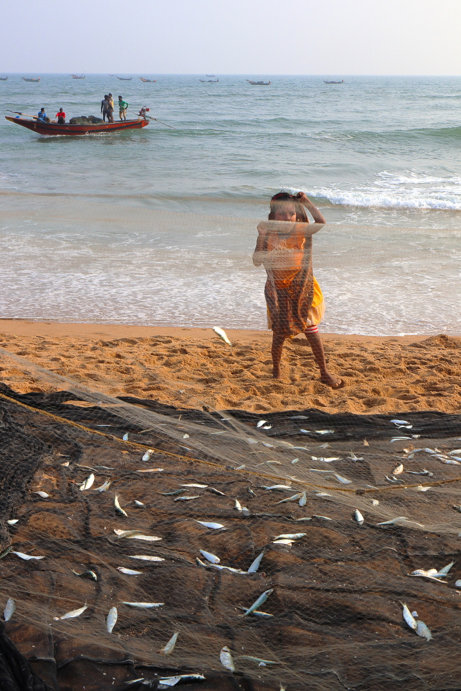 Fishing boat arriving at the beach in Penthakata