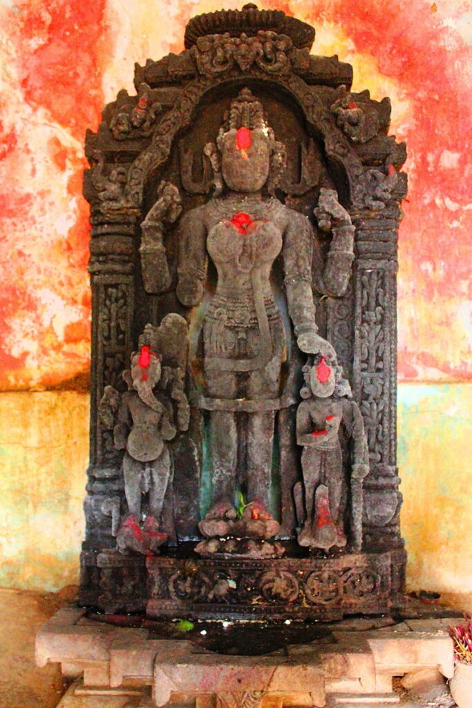 The four-armed Goddess statue is kept inside the new temple, where devotees gather everyday. The 4 ft tall statue of the Goddess has two more figures near its feet, one of them is Ganesha. This Goddess statue is believed to be of Devi Saraswati, by locals.