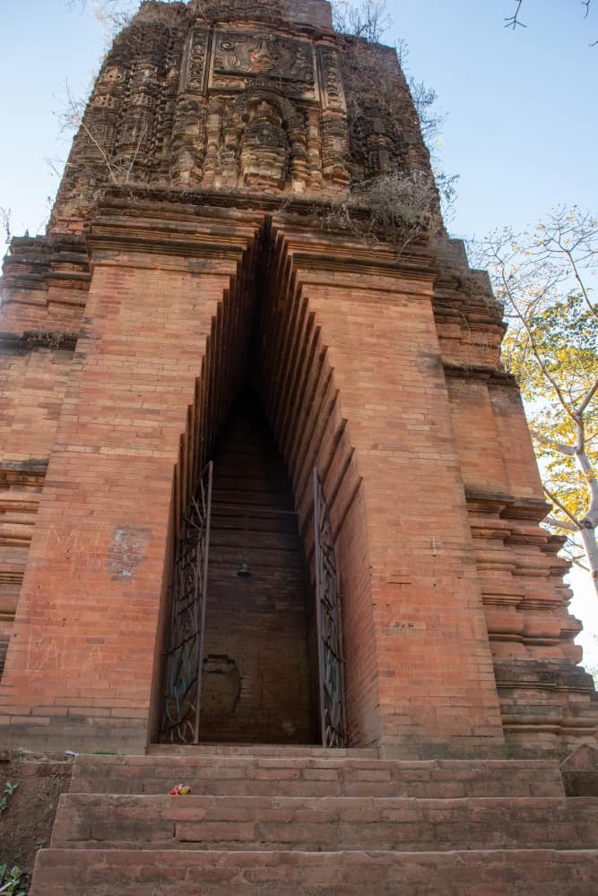 The Shikara style temple in Deulghata has one sanctum without any deity inside. The entrance to the sanctum is triangular in shape.